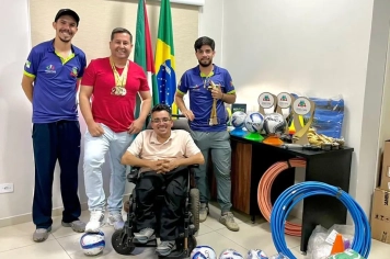 Foto - Jundiaí do Sul recebe material esportivo completo.
