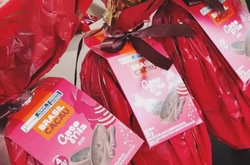 Foto - Tradicional distribuição de ovos de Páscoa no Municipio de Jundiaí do Sul, Paraná.