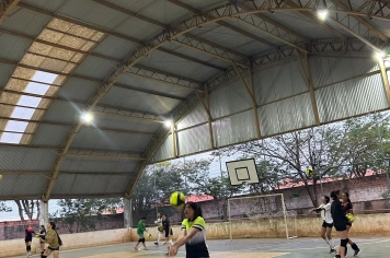 Foto - Entrega de material esportivo de voleibol, projeto do Departamento de assistência social.