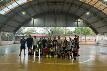 Foto - Entrega de material esportivo de voleibol, projeto do Departamento de assistência social.