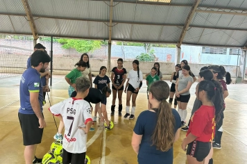 Foto - Entrega de material esportivo de voleibol, projeto do Departamento de assistência social.