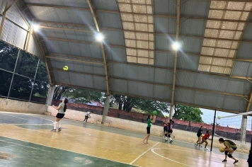 Foto - Entrega de material esportivo de voleibol, projeto do Departamento de assistência social.