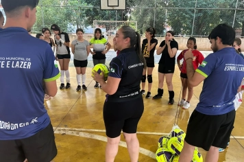 Foto - Entrega de material esportivo de voleibol, projeto do Departamento de assistência social.