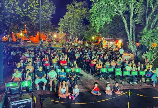 Jundiaí do Sul recebeu “Cinema na Praça”. 