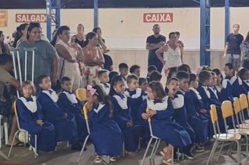 Foto - Formatura dos alunos do infantil 5 A e 5 B do CMEI Nice Braga.